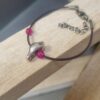 Bracelet enfant en cuir rond violet et oiseau argenté