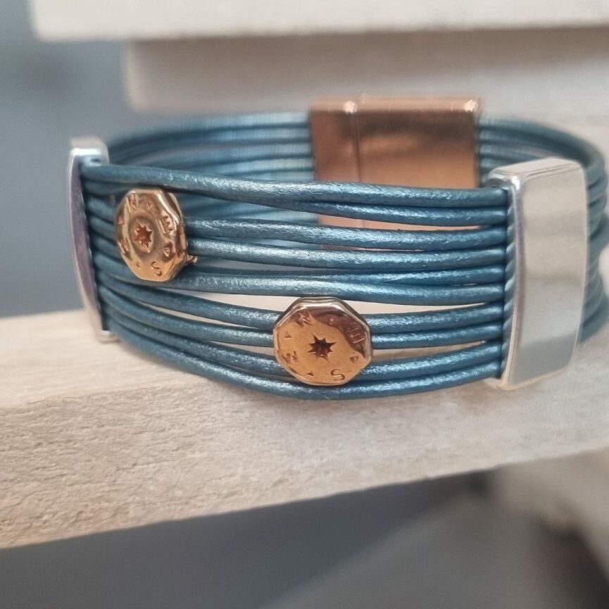 Manchette femme en cuir rond bleu et passants argentés et dorés