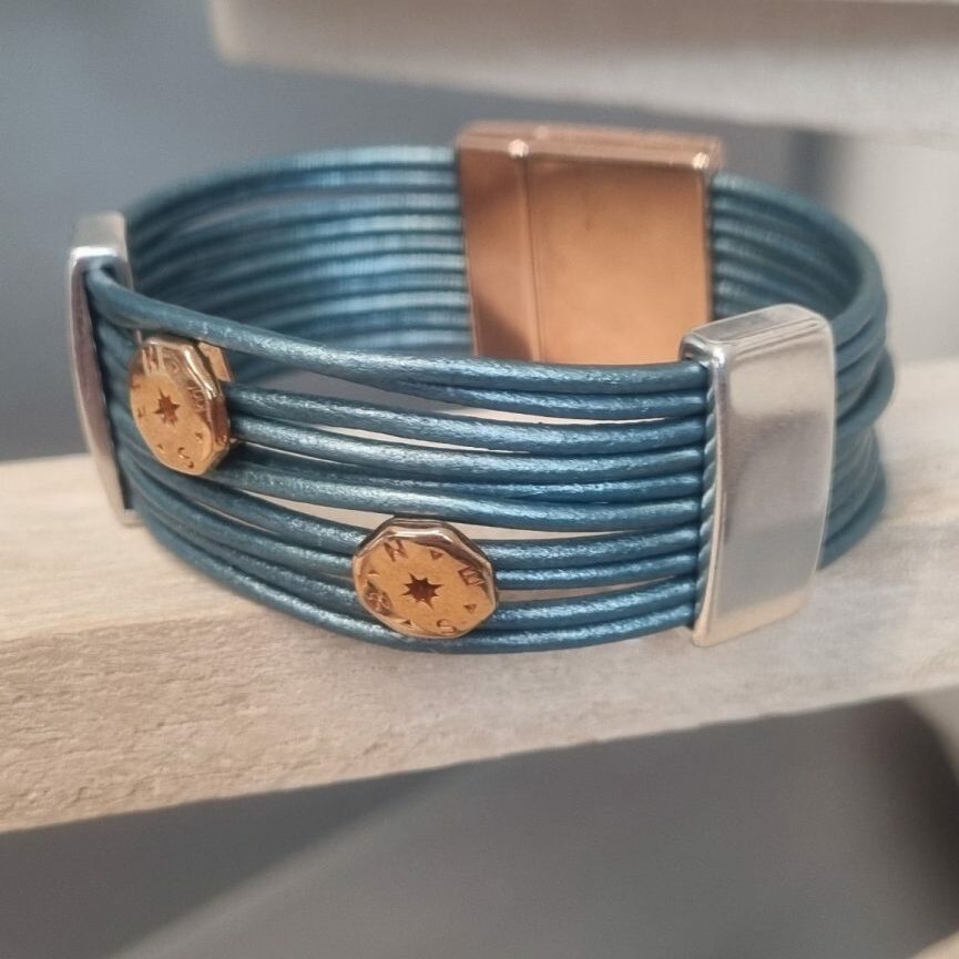 Manchette femme en cuir rond bleu et passants argentés et dorés