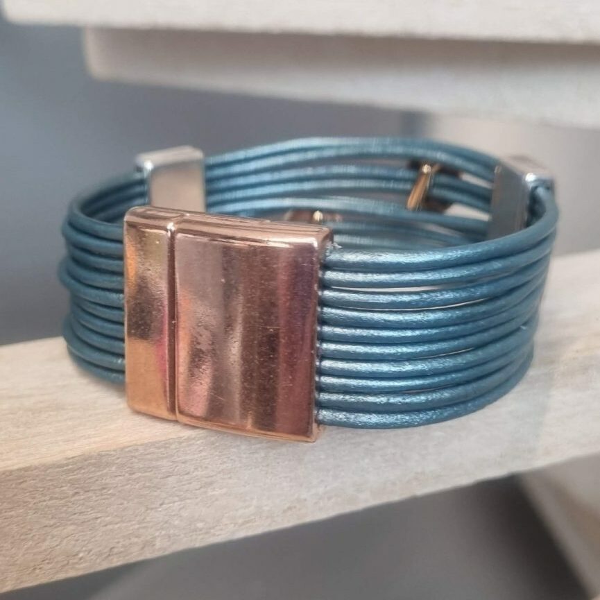 Manchette femme en cuir rond bleu et passants argentés et dorés
