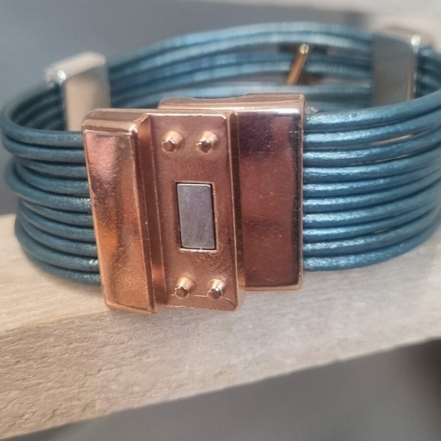 Manchette femme en cuir rond bleu et passants argentés et dorés