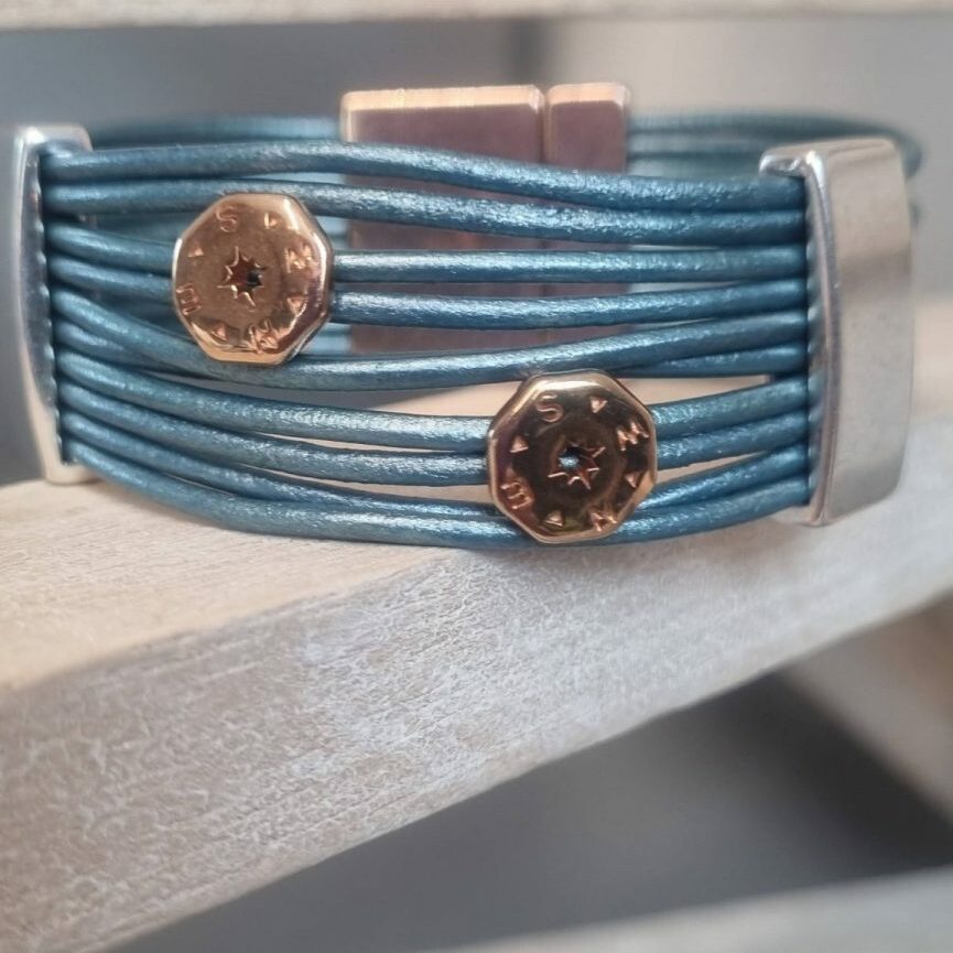 Manchette femme en cuir rond bleu et passants argentés et dorés