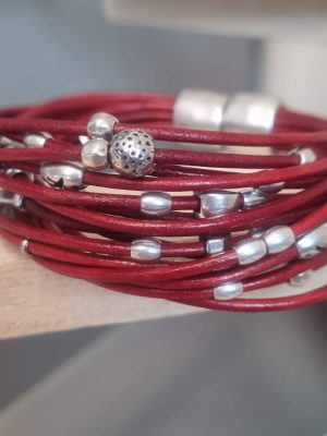 Bracelet femme en cuir rond rouge et ses perles argentées