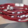 Bracelet femme en cuir rond rouge et ses perles argentées