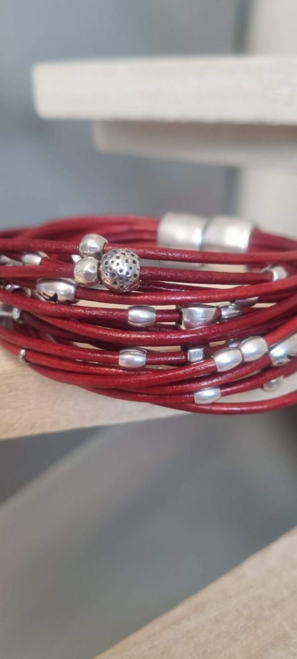 Bracelet femme en cuir rond rouge et ses perles argentées