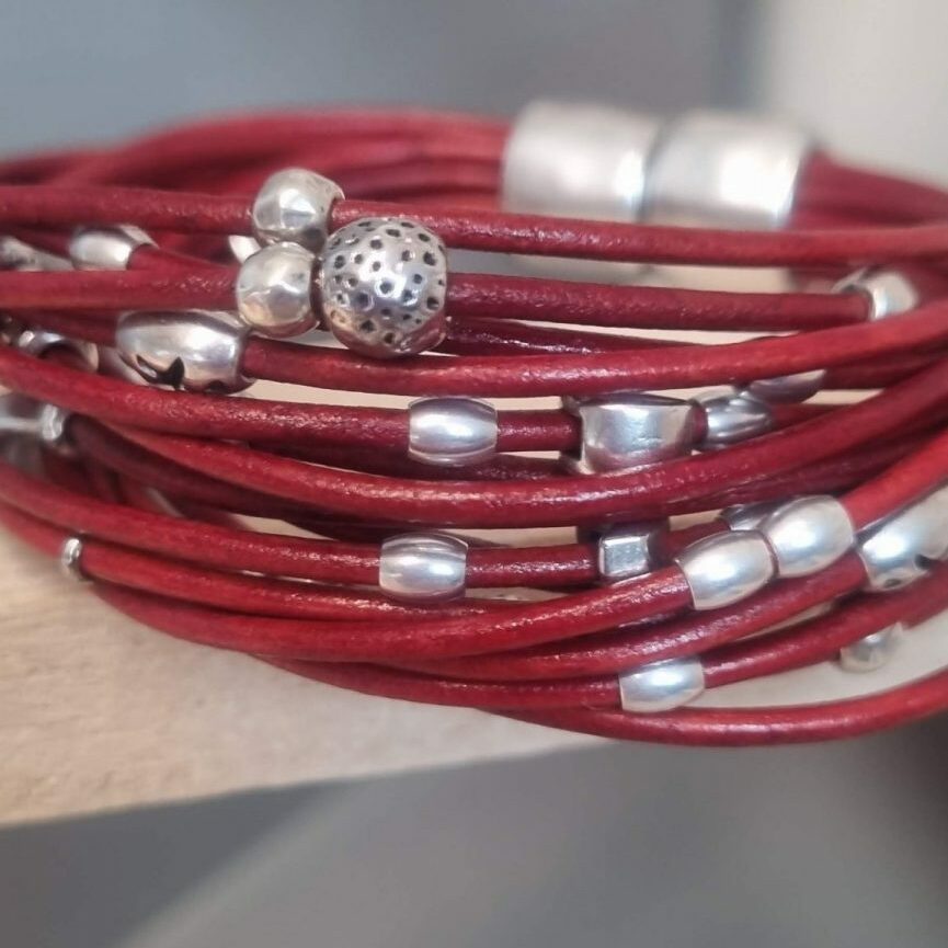 Bracelet femme en cuir rond rouge et ses perles argentées