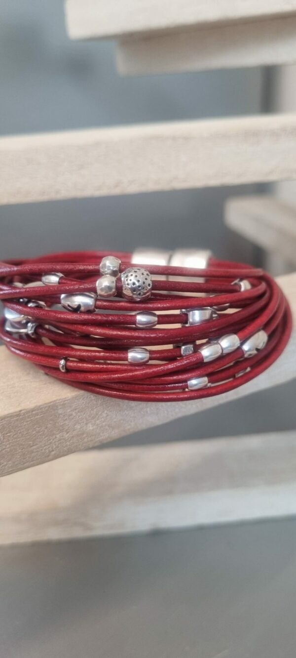 Bracelet femme en cuir rond rouge et ses perles argentées
