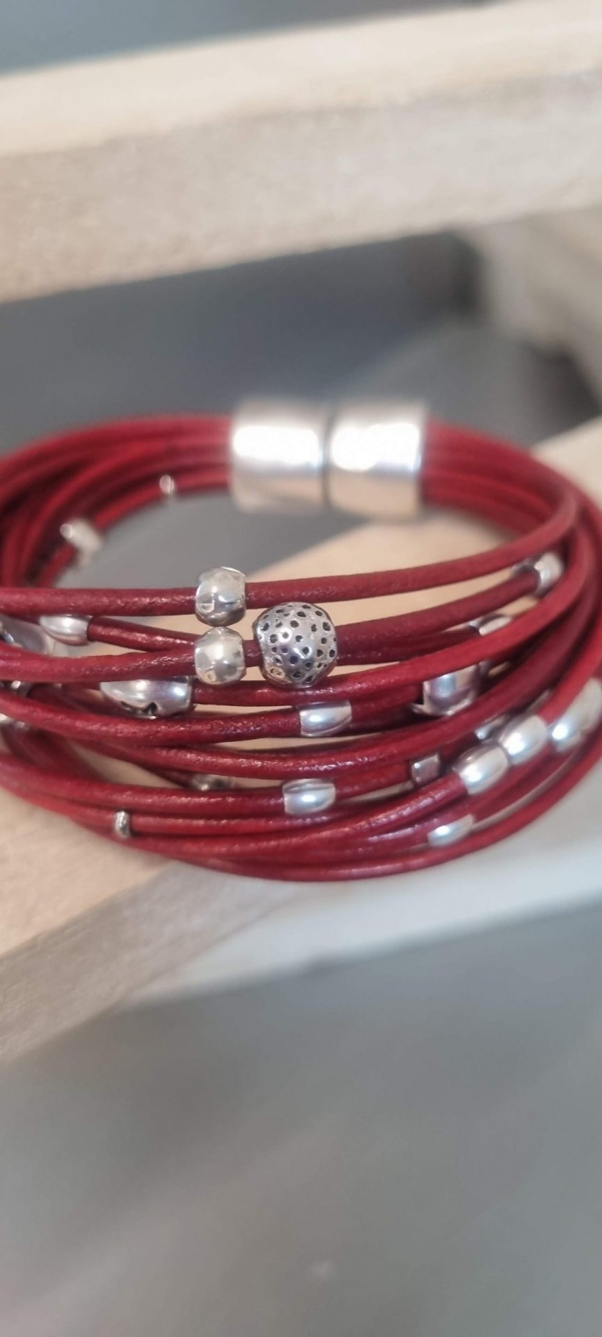 Bracelet femme en cuir rond rouge et ses perles argentées