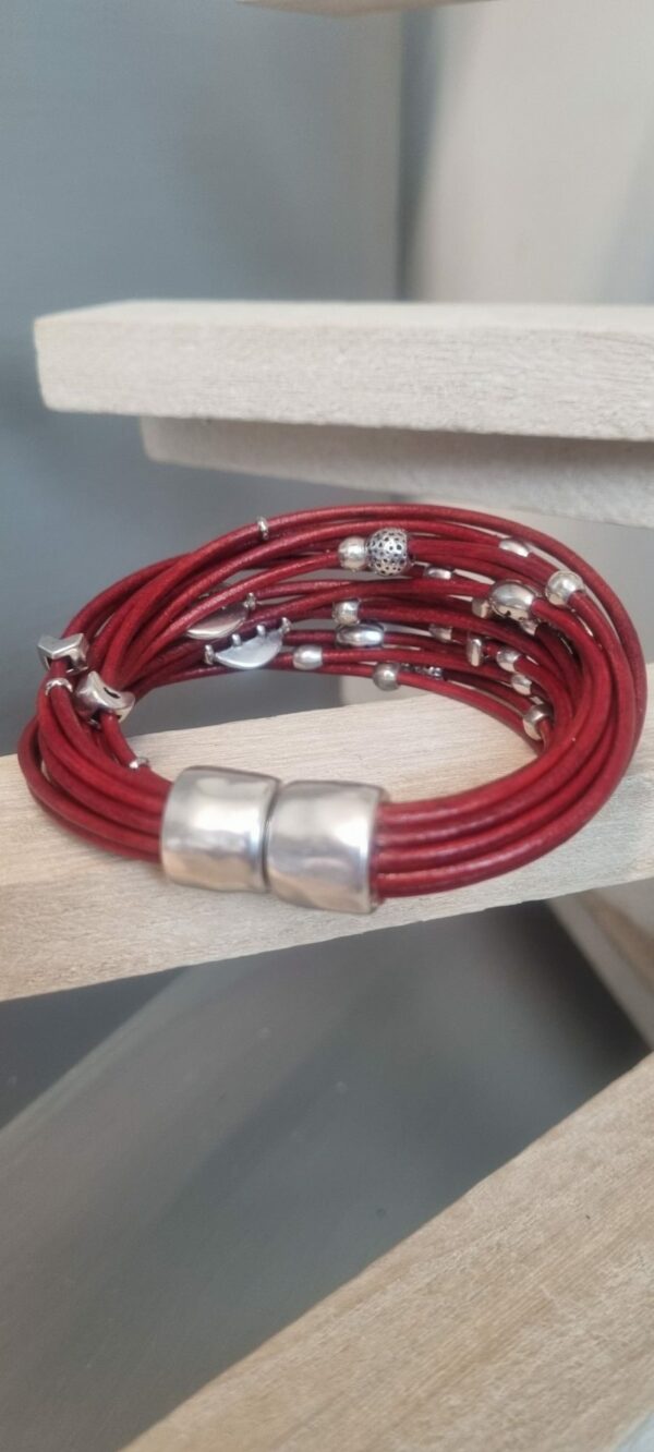 Bracelet femme en cuir rond rouge et ses perles argentées