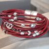 Bracelet femme en cuir rond rouge et ses perles argentées