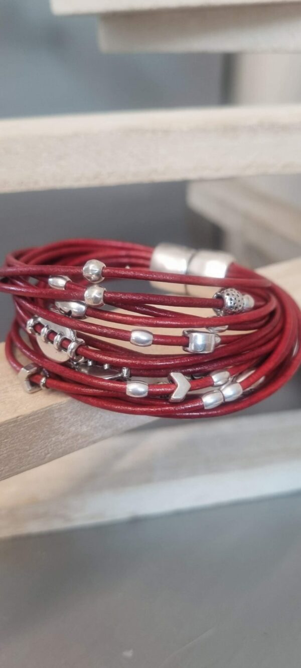 Bracelet femme en cuir rond rouge et ses perles argentées