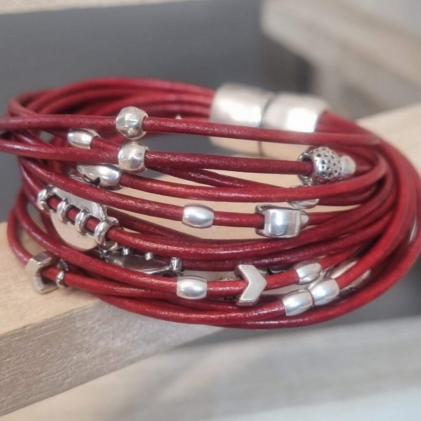 Bracelet femme en cuir rond rouge et ses perles argentées