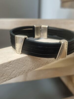 Bracelet homme en cuir carré noir et ses deux passants argentés