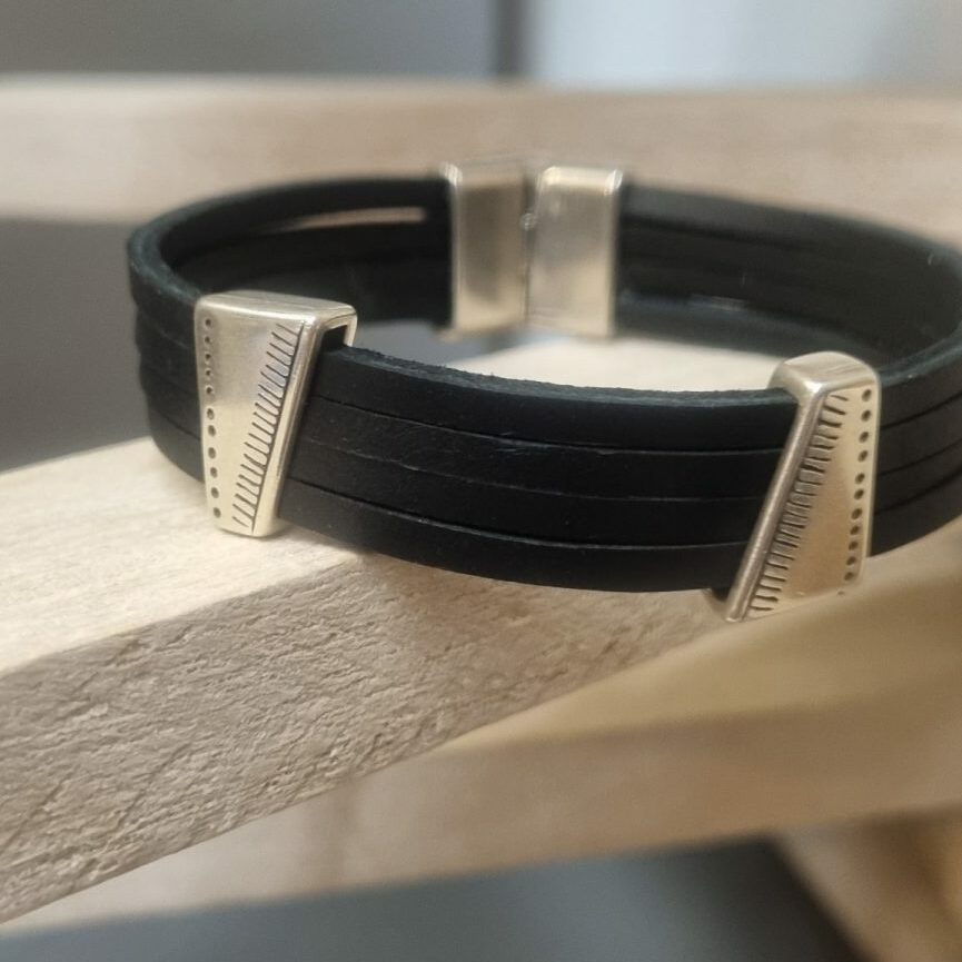Bracelet homme en cuir carré noir et ses deux passants argentés