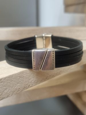 Bracelet homme en cuir carré noir et ses deux passants argentés