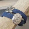 Bracelet femme double tour cuir plat bleu, fleur de lotus et passant martelé