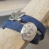 Bracelet femme double tour cuir plat bleu, fleur de lotus et passant martelé