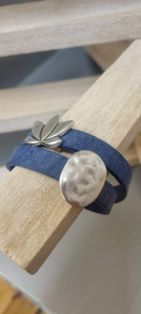 Bracelet femme double tour cuir plat bleu, fleur de lotus et passant martelé