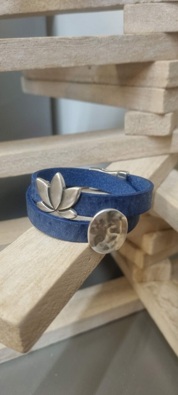 Bracelet femme double tour cuir plat bleu, fleur de lotus et passant martelé