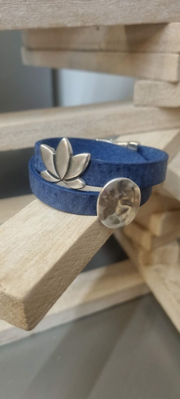 Bracelet femme double tour cuir plat bleu, fleur de lotus et passant martelé