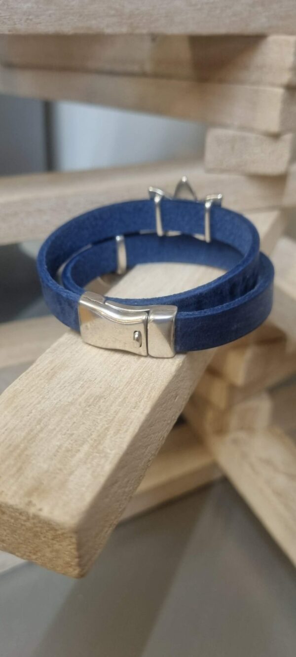 Bracelet femme double tour cuir plat bleu, fleur de lotus et passant martelé