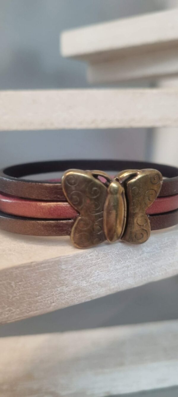 Bracelet femme en cuir et son fermoir papillon