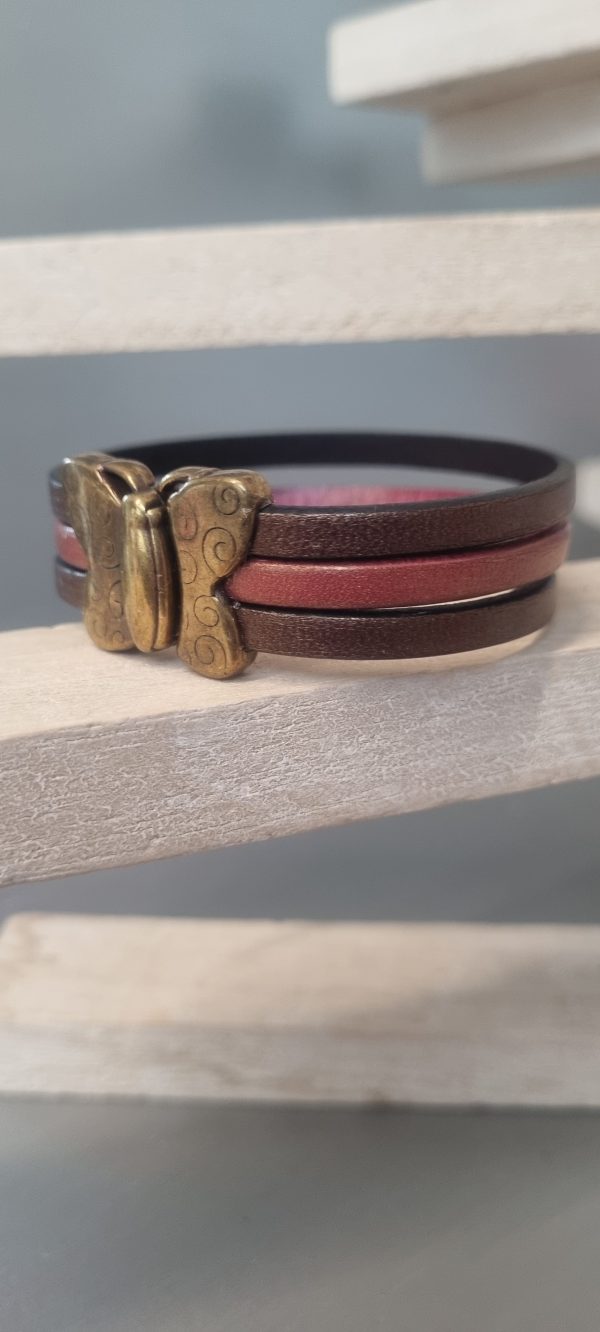 Bracelet femme en cuir et son fermoir papillon