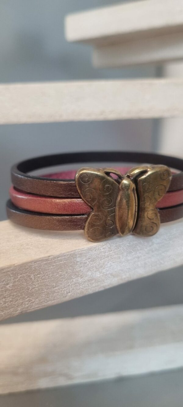 Bracelet femme en cuir et son fermoir papillon