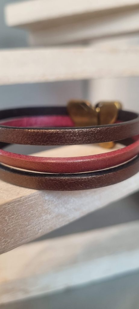 Bracelet femme en cuir et son fermoir papillon