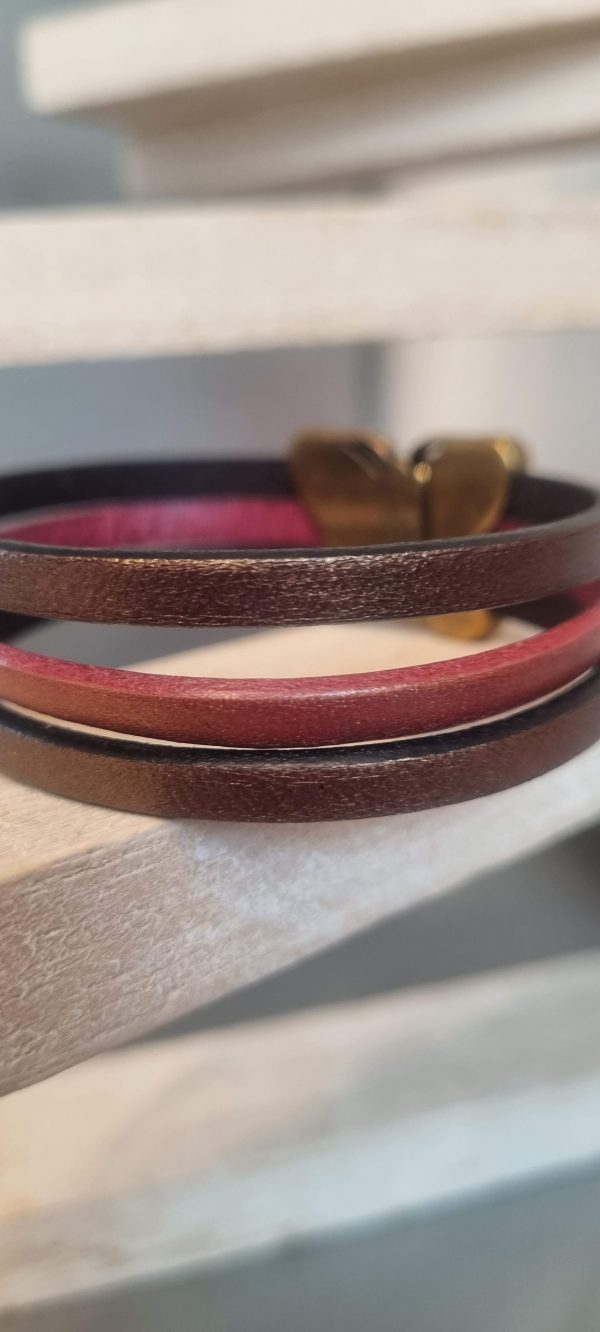 Bracelet femme en cuir et son fermoir papillon