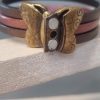 Bracelet femme en cuir et son fermoir papillon