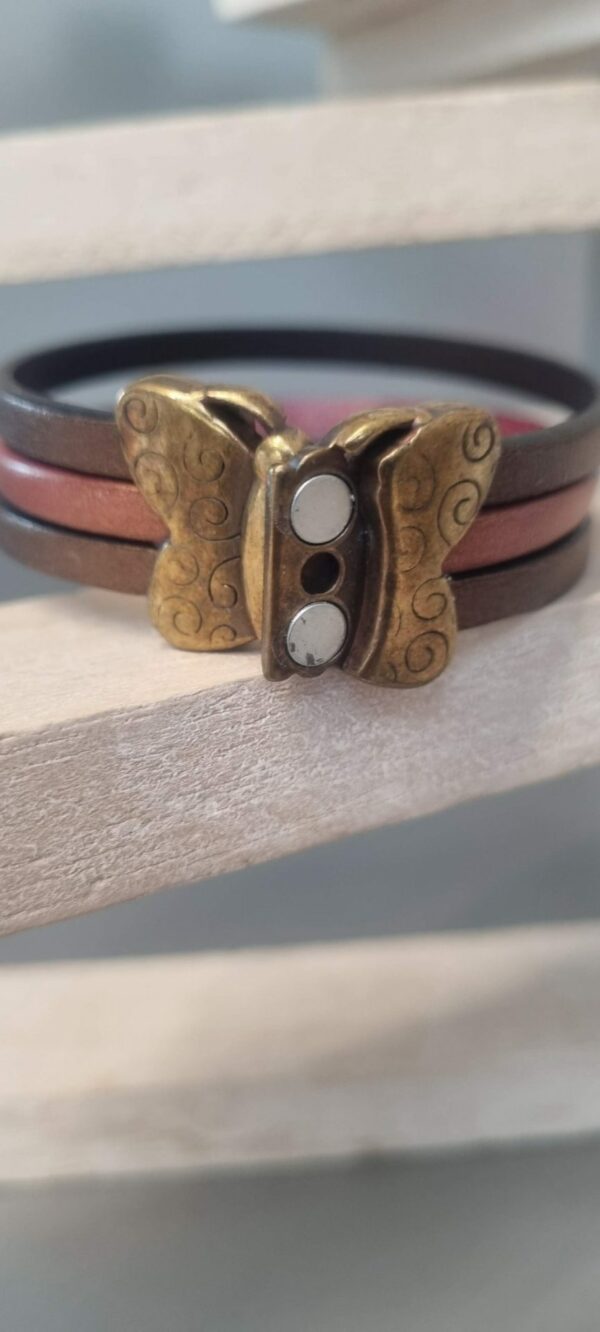 Bracelet femme en cuir et son fermoir papillon