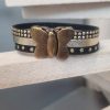 Bracelet femme en suédine noir et cuir doré, fermoir papillon
