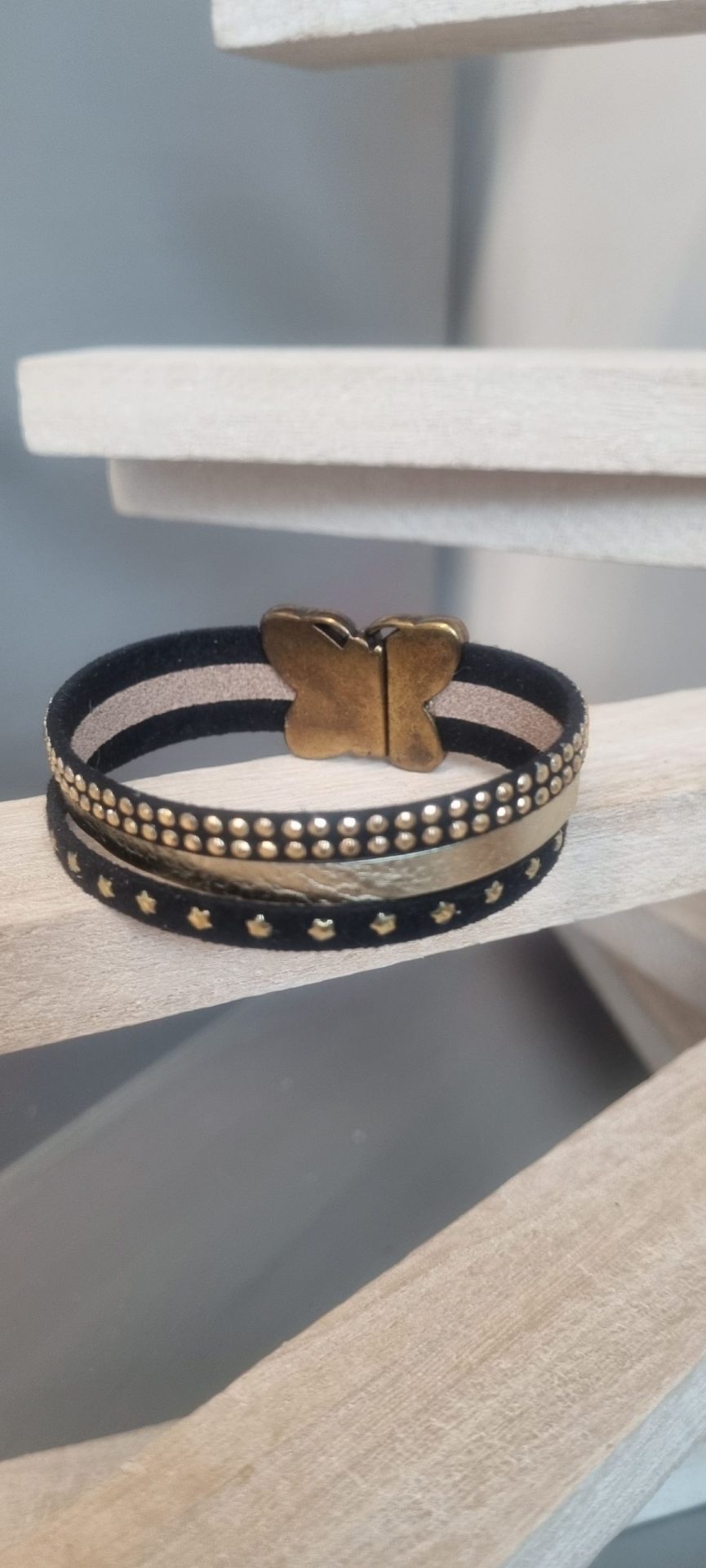 Bracelet femme en suédine noir et cuir doré, fermoir papillon