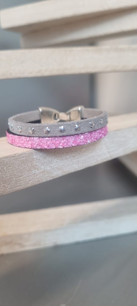 Bracelet enfant en cuir rose fluo et suédine argenté avec des étoiles