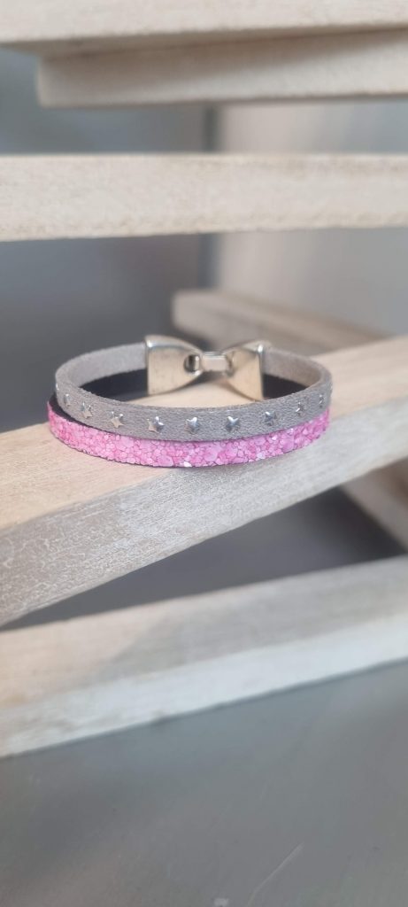 Bracelet enfant en cuir rose fluo et suédine argenté avec des étoiles