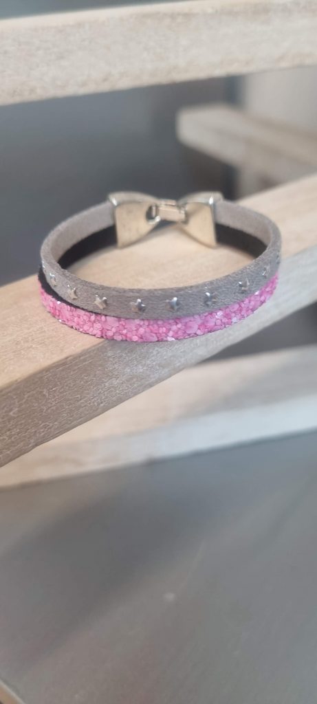 Bracelet enfant en cuir rose fluo et suédine argenté avec des étoiles