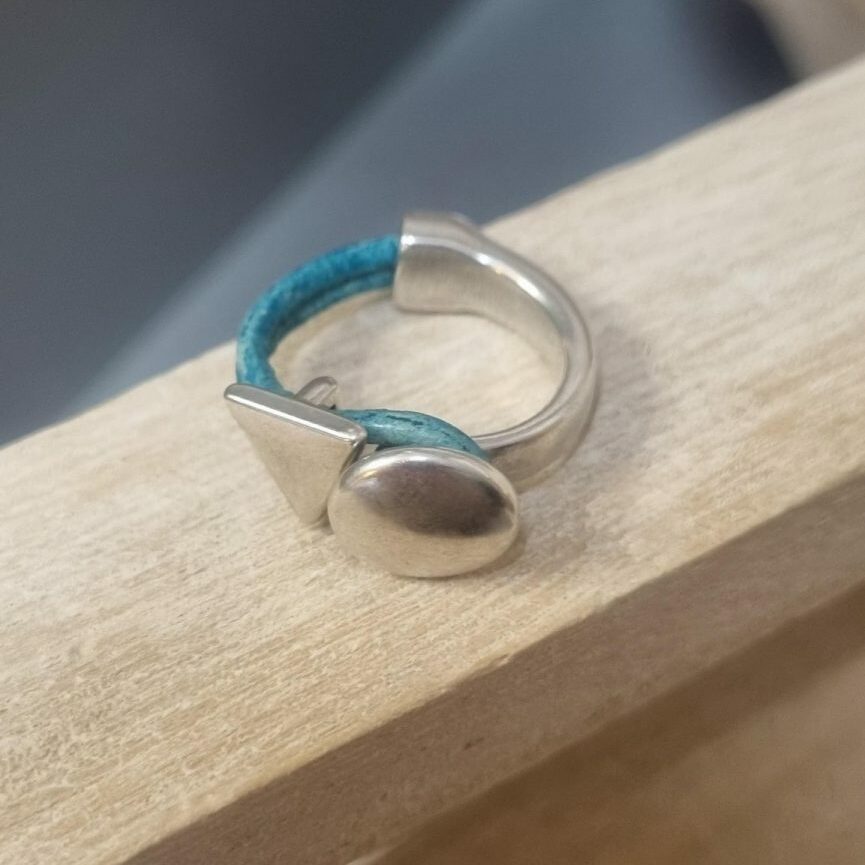 Demi bague argentée, cuir rond et passant triangle
