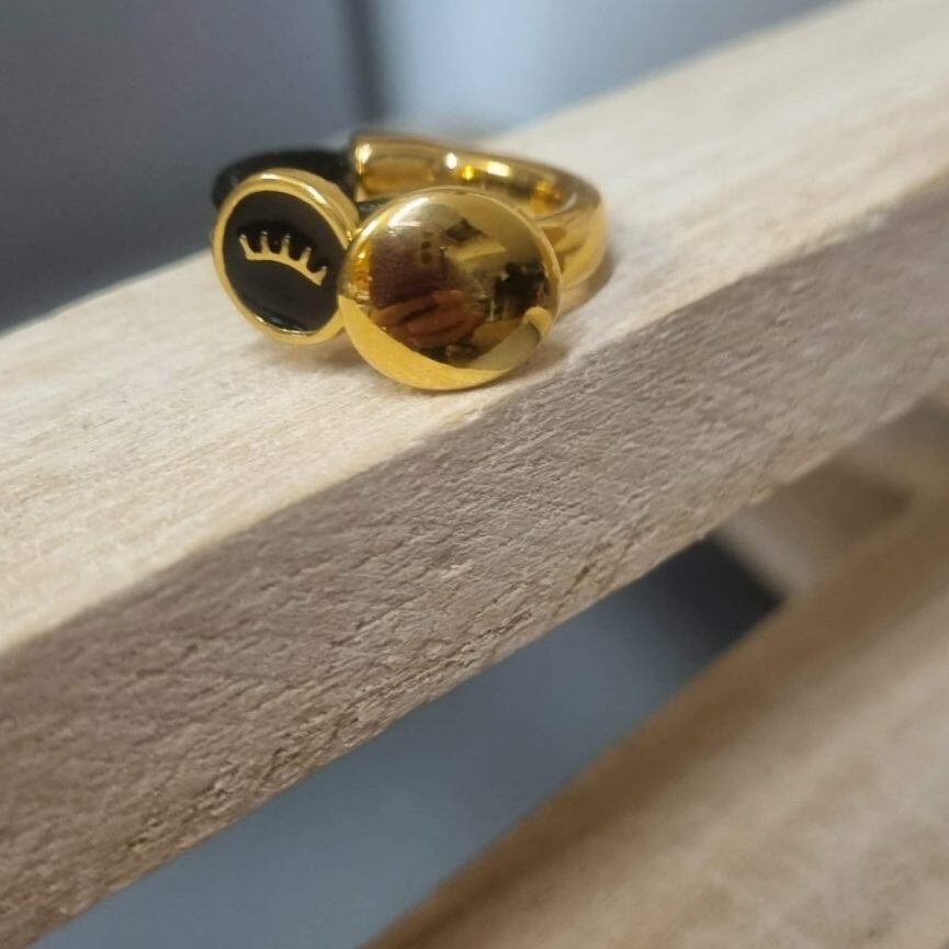 Demi bague dorée, cuir rond noir et oeil émaillé noir