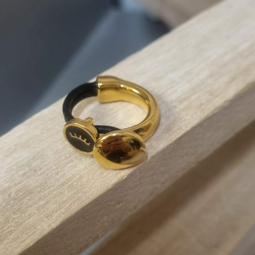 Demi bague dorée, cuir rond noir et oeil émaillé noir