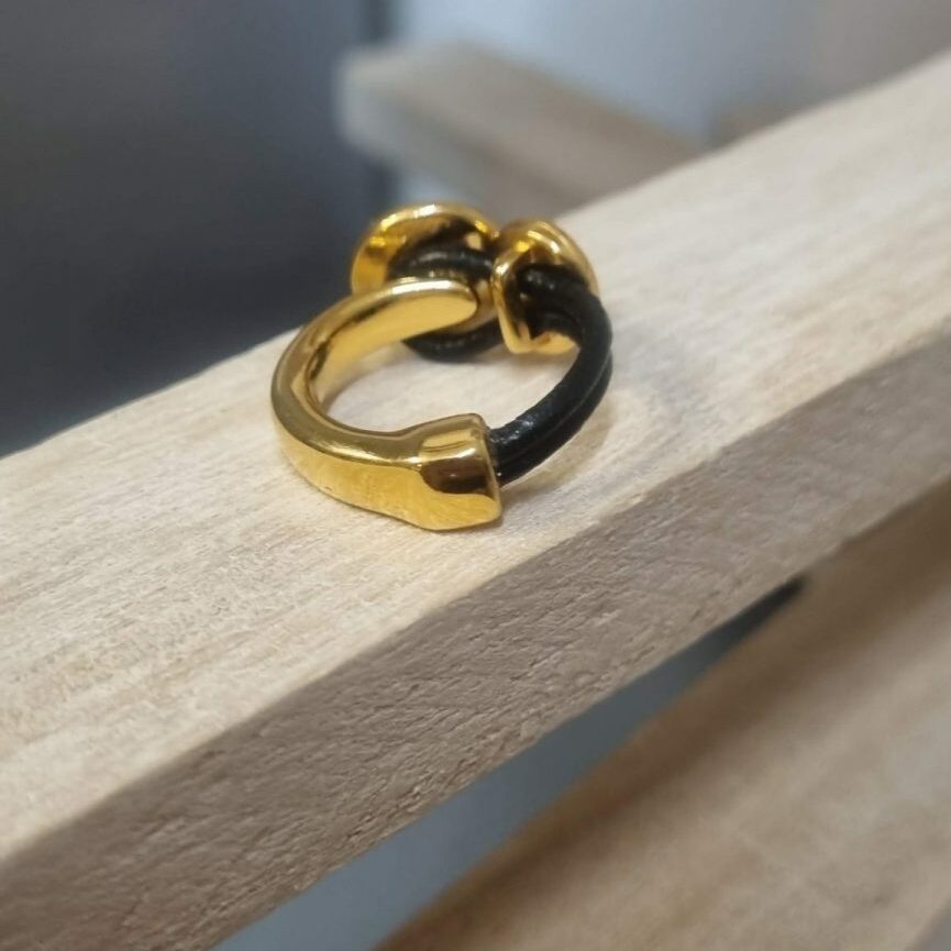 Demi bague dorée, cuir rond noir et oeil émaillé noir