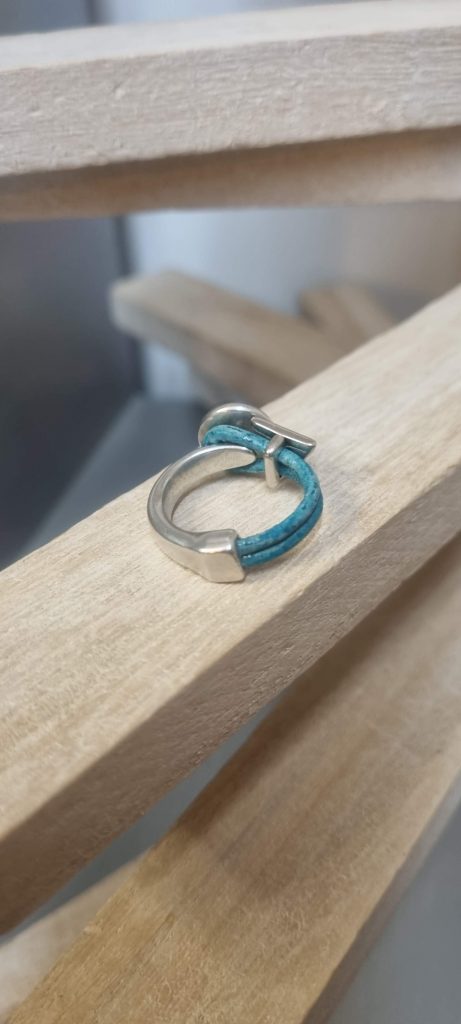 Demi bague argentée, cuir rond et passant triangle