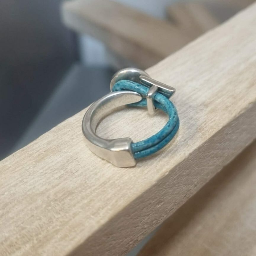 Demi bague argentée, cuir rond et passant triangle