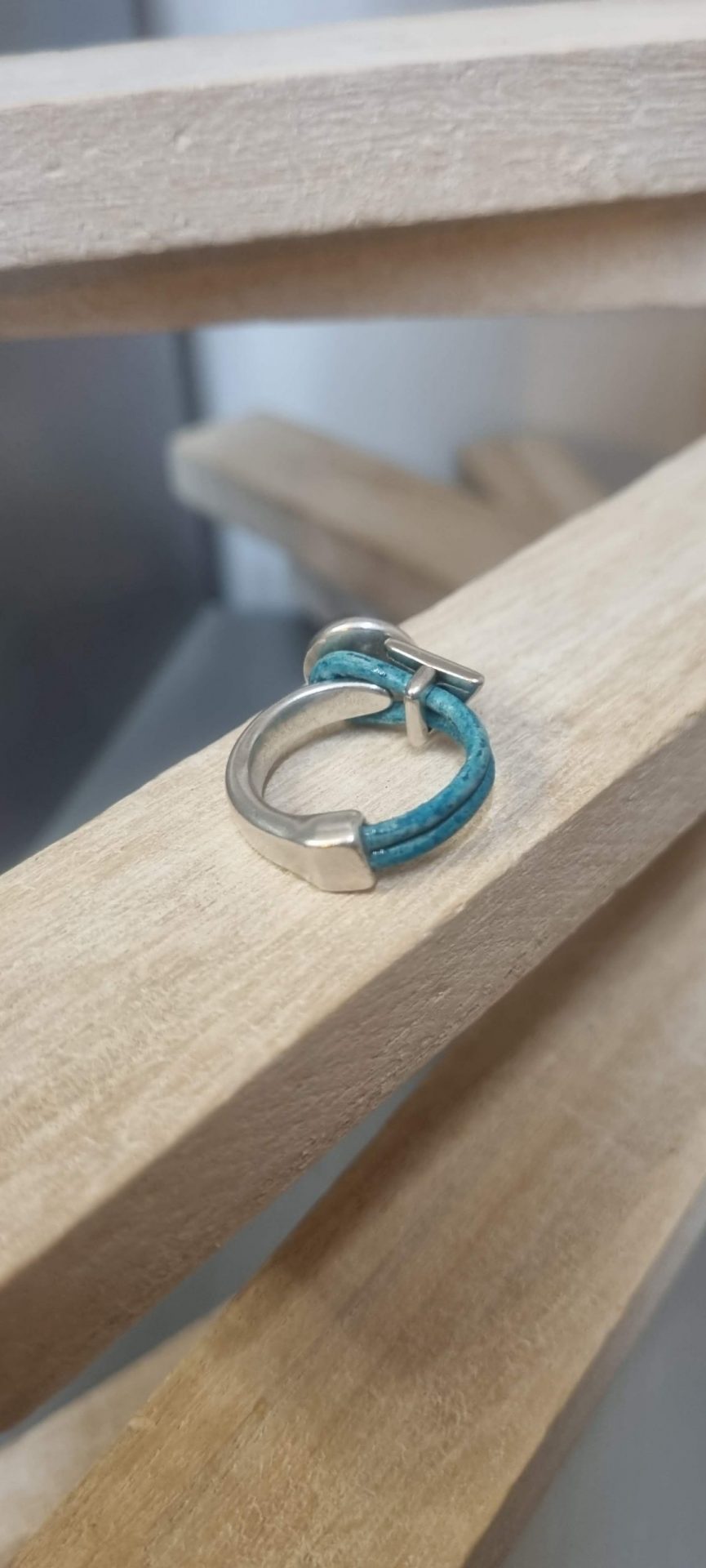 Demi bague argentée, cuir rond et passant triangle