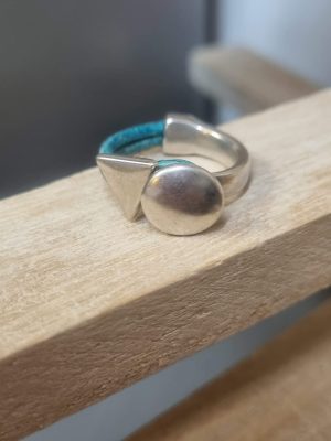 Demi bague argentée, cuir rond et passant triangle