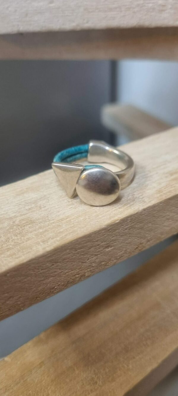 Demi bague argentée, cuir rond et passant triangle