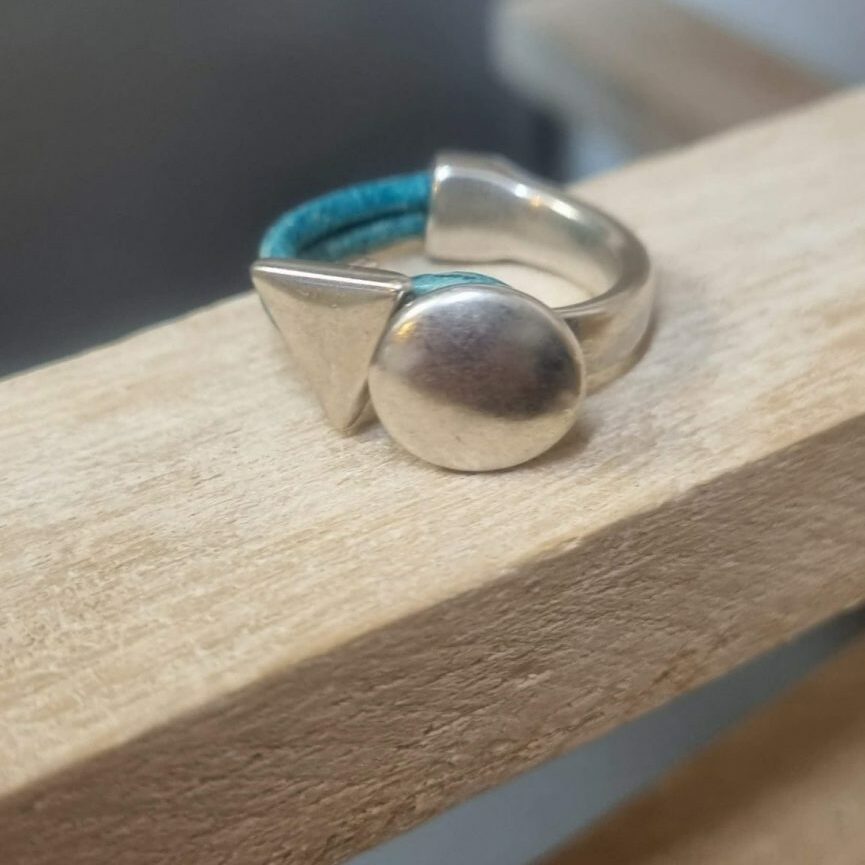 Demi bague argentée, cuir rond et passant triangle
