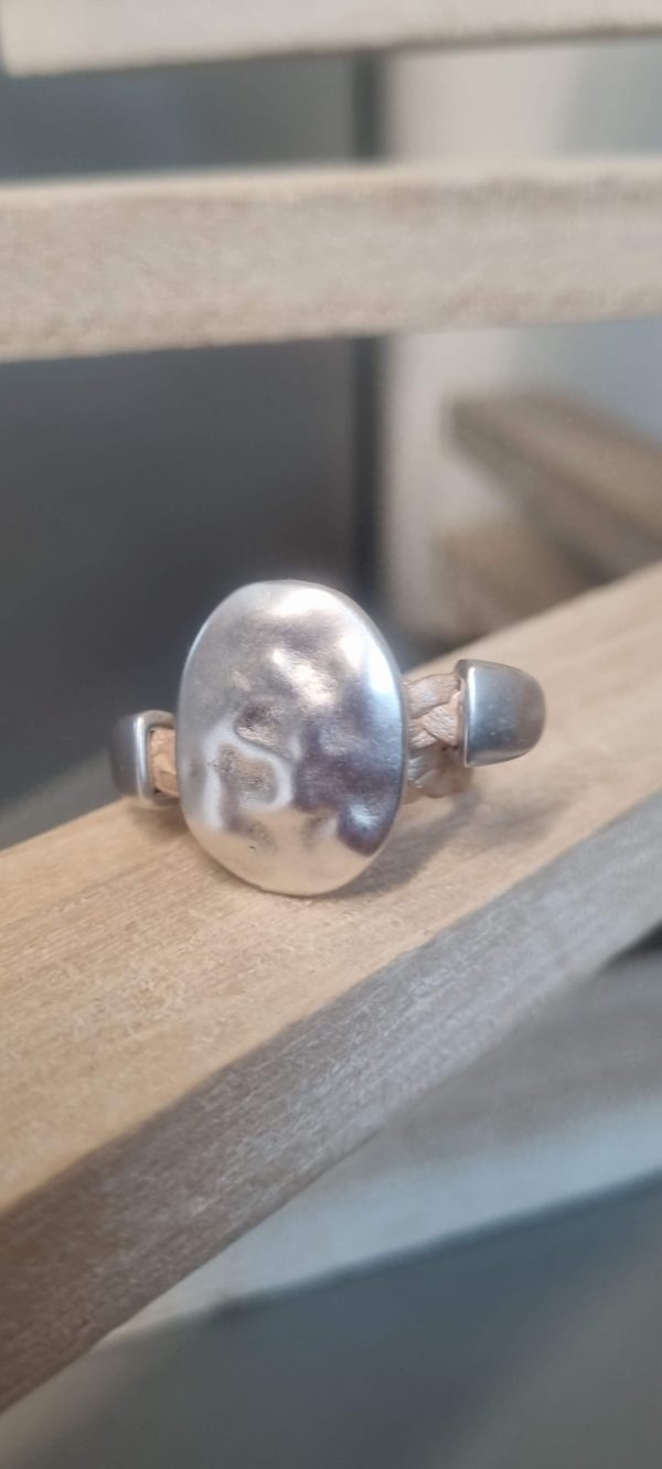 Bague cuir tressé argenté et passant ovale martelé argenté