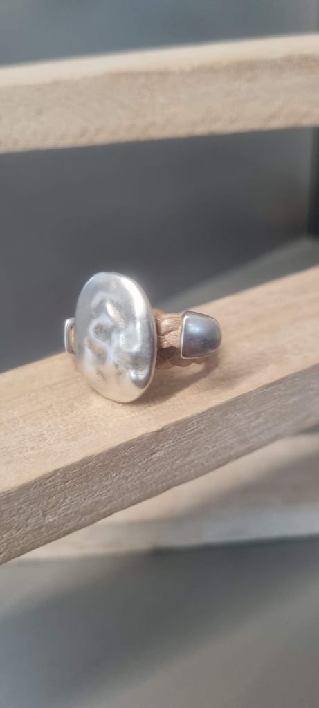 Bague cuir tressé argenté et passant ovale martelé argenté