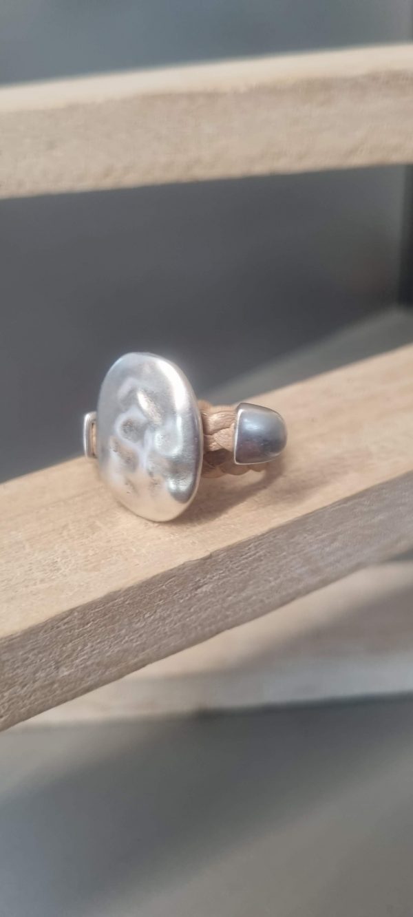 Bague cuir tressé argenté et passant ovale martelé argenté